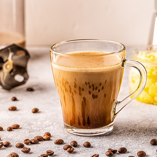 Bulletproof Coffee mit cremigem Schaum für die ketogene Ernährung
