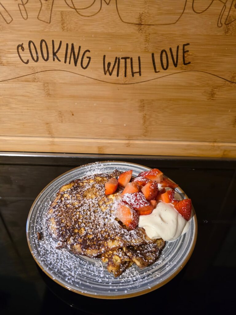 Keto Frischkäse Pfannkuchen mit Beeren und Nussmus