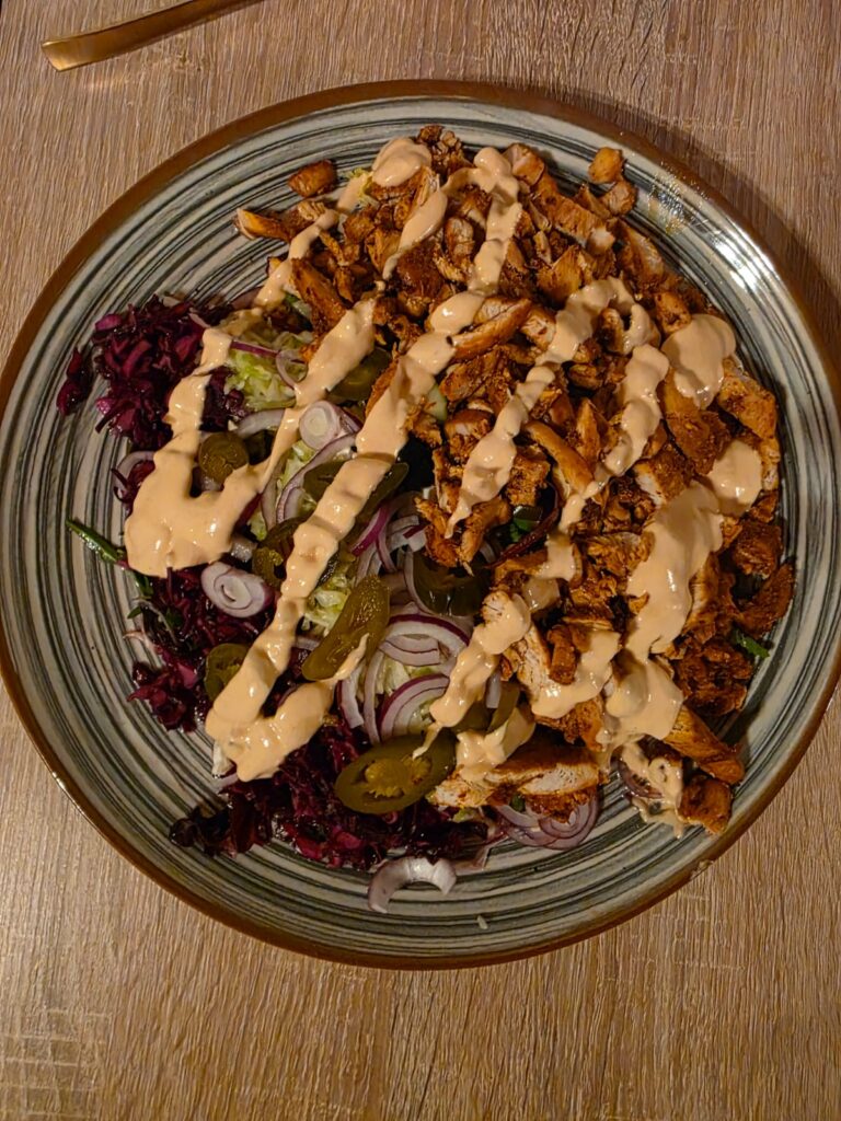 Keto Dönerteller Rezept mit Hähnchen Salat Mozzarella und Oliven