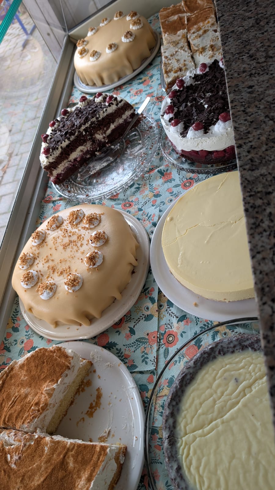 Tortenauslage vom Wendland Wiesencafé